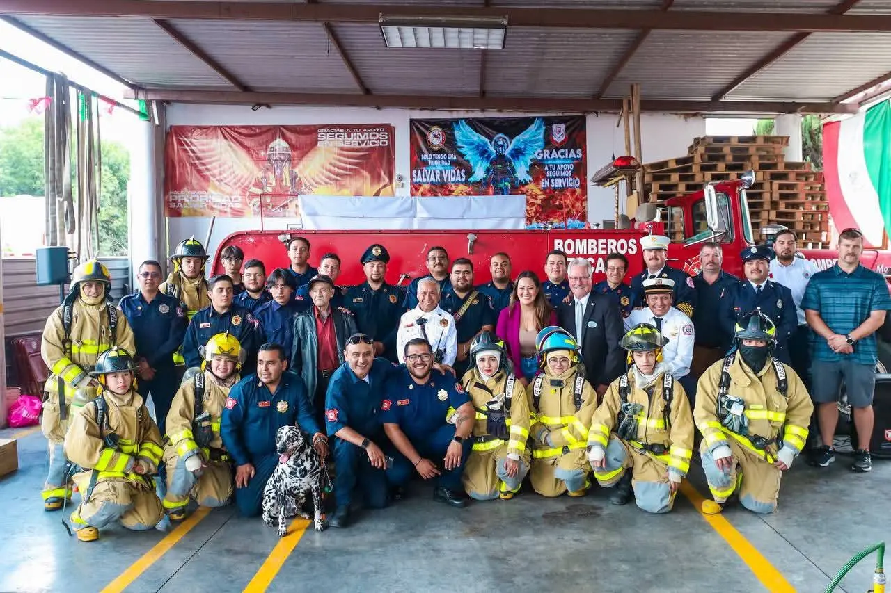 Bomberos de Zacapu reciben histórica entrega de uniformes y equipo: Mónica Valdez