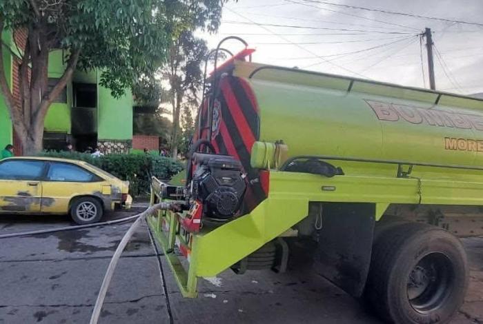 Bomberos Morelia rescatan a un adulto mayor de incendio en Torres del Tepeyac