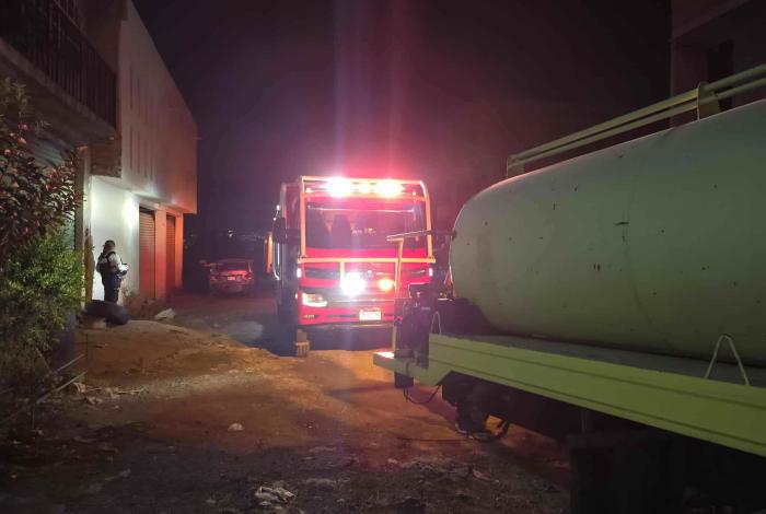 Bomberos Morelia sofocan incendio en una propiedad al poniente de Morelia