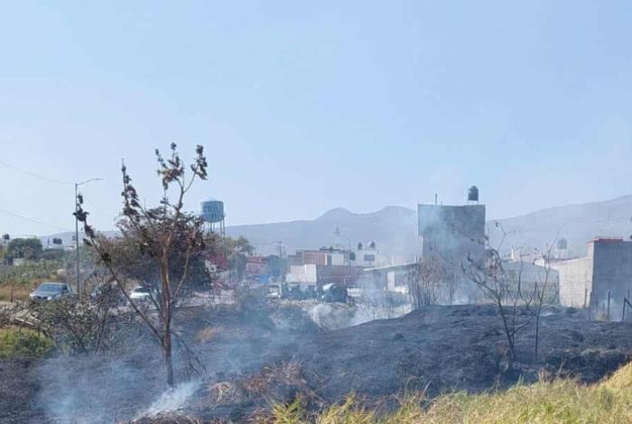 Bomberos Morelia sofocan incendio de pastizal en la colonia Loma Real