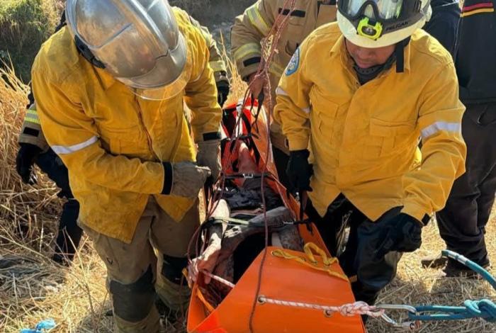 Bomberos rescatan a hombre que estaba dentro de un río de aguas negras en Morelia