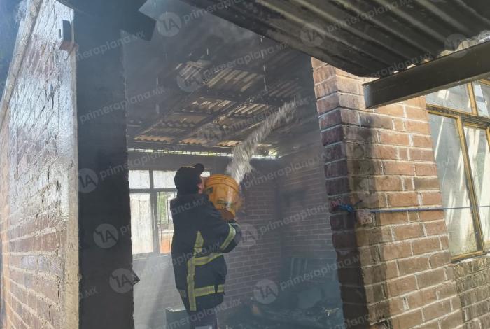 Bomberos rescatan a propietario y su mascota de un inc3ndio, en Zitácuaro