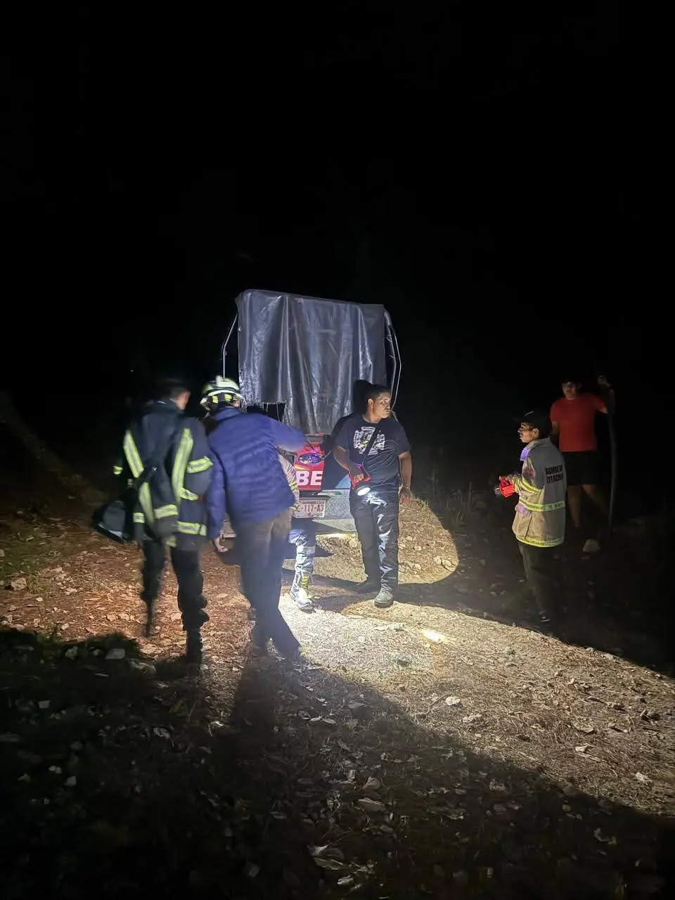 Bomberos Zitácuaro rescatan a dos adolescentes extraviados en el Cerro del Cacique