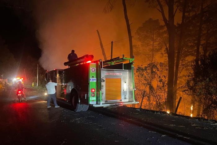 Brigadista muere calcinado al desbarrancar e incendiarse su auto, en la carretera “libre” Uruapan – Lombardía