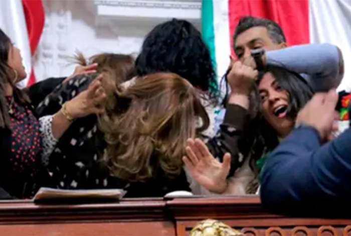 Brincos, jalones, codazos y empujones, en sesión del Congreso de la CdMx
