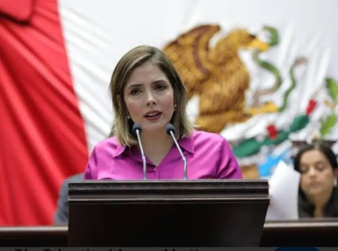 Brissa Arroyo reconoce a madres buscadoras durante festejo en el Congreso