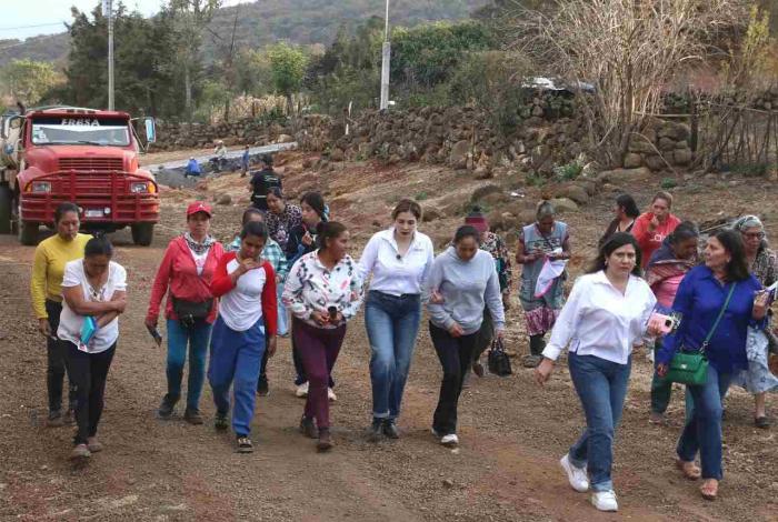 Brissa Arroyo resuelve problemáticas en la comunidad de Cuanajillo del Toro