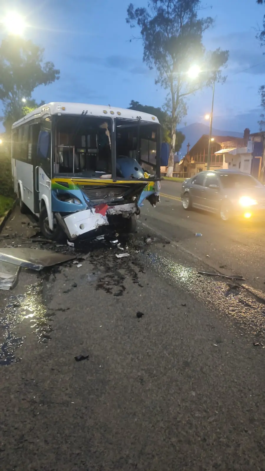 Brutal choque de auto y autobús en Morelia