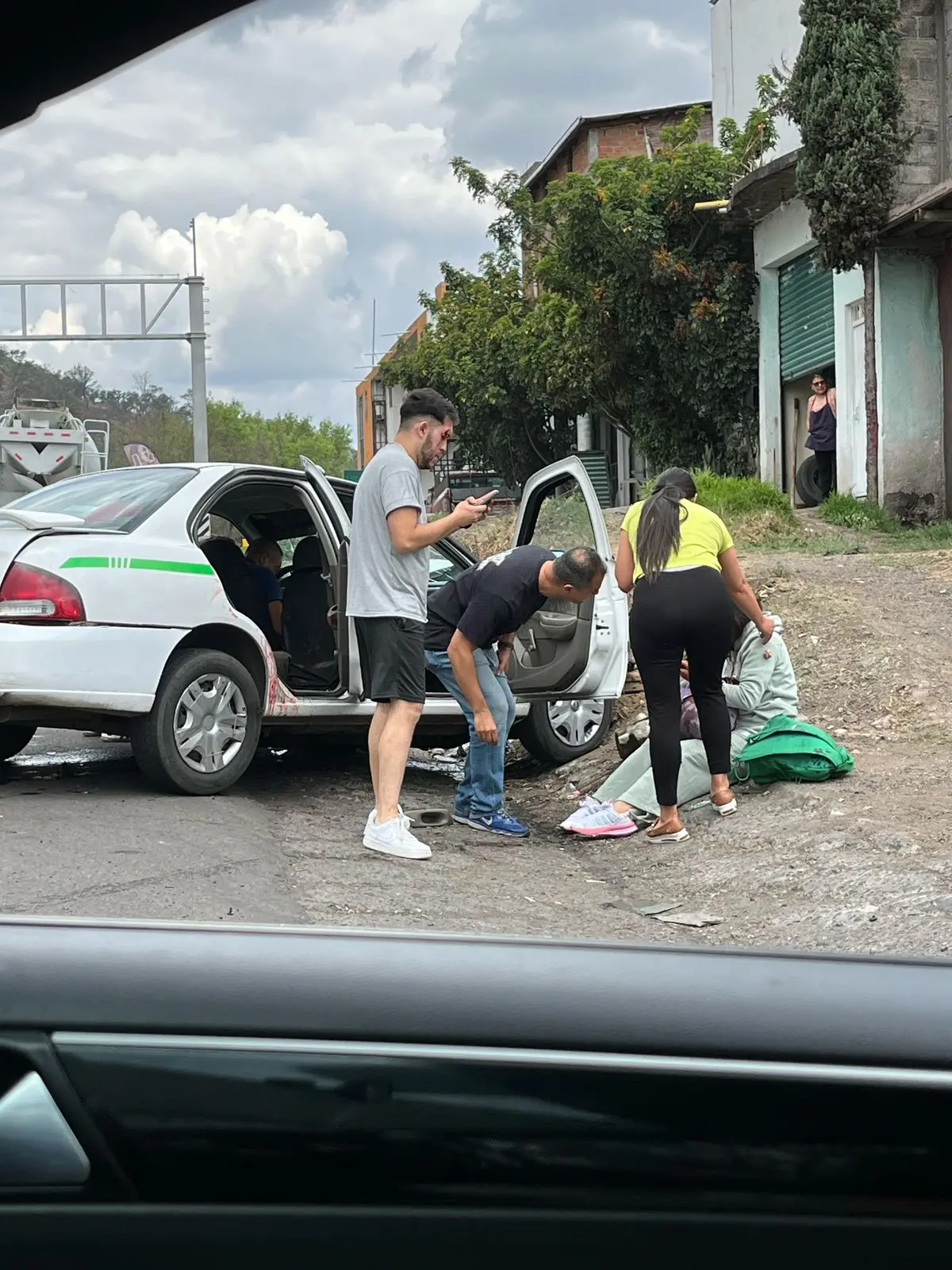 Brutal choque de taxi y camioneta deja dos heridos en Morelia