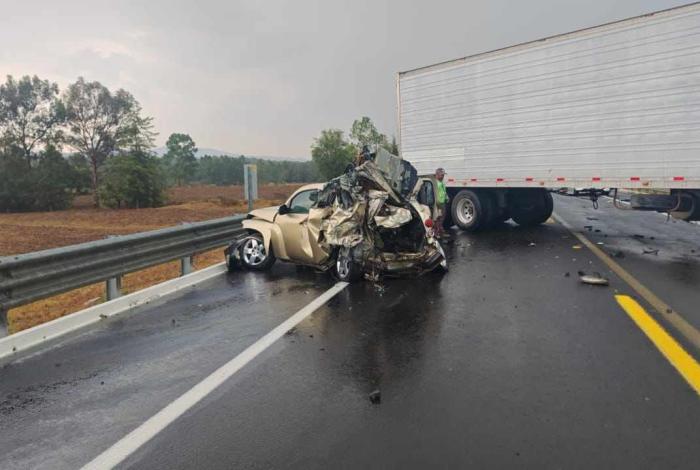 Brutal choque entre dos tractocamiones y un auto en la autopista Pátzcuaro – Copándaro; hay un fallecido