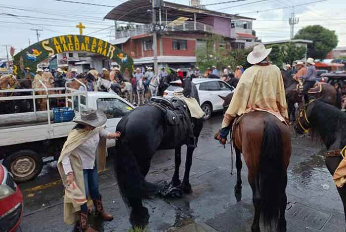 Cabalgata en el Barrio de la Magdalena, en Uruapan, termina con riña y balazos al aire