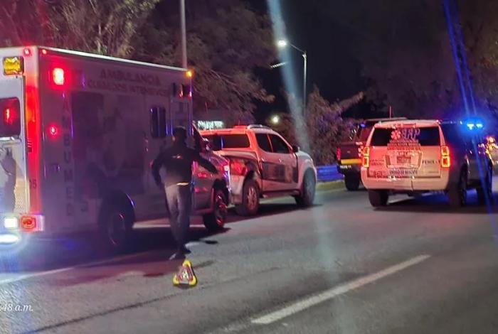 Cae con su vehículo a las vías del tren y salva la vida