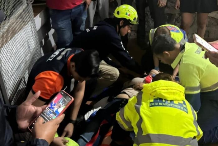 Cae elevador de carga con tres personas a bordo, en un hospital de La Piedad