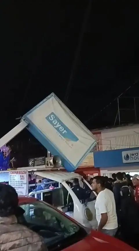 Cae letrero sobre vehículos en avenida Michoacán