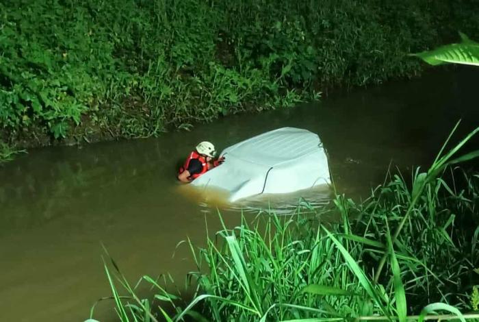 Cae vehículo al Río Grande de Morelia y una persona queda herida