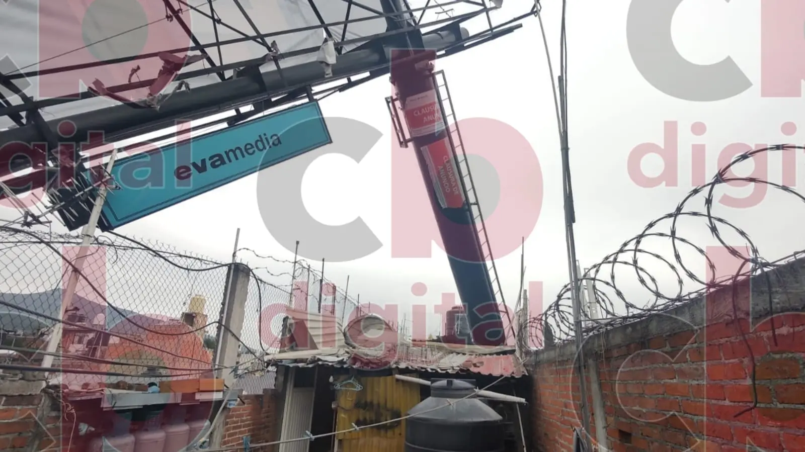 Caída de espectacular genera daños en vivienda de abuelitos