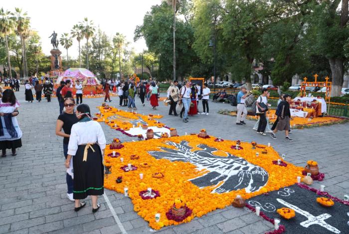 Calzada San Diego, Villalongín y plaza Jardín Morelos, deslumbran con altares y tapetes del Día de Muertos