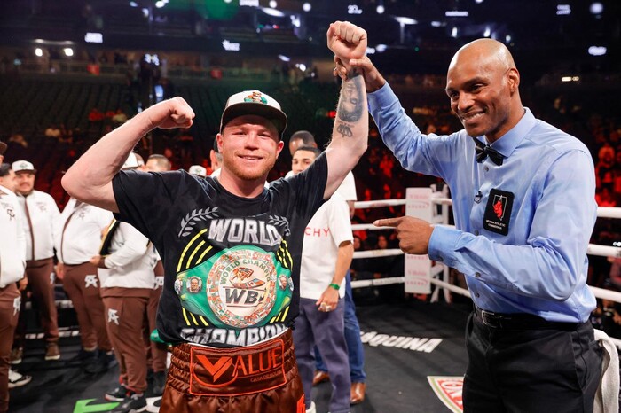 Camila Fernández cambia letra del Himno Nacional en pelea de Canelo