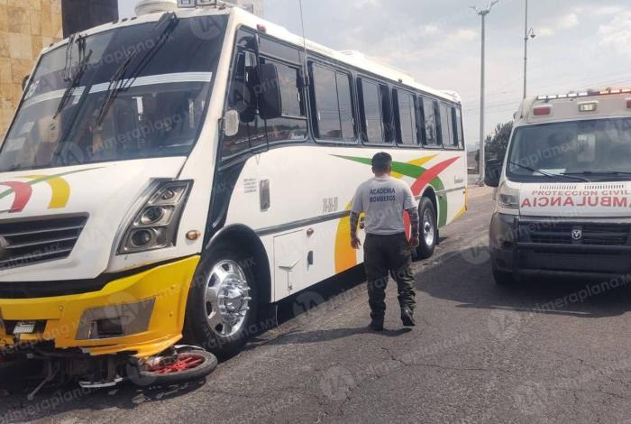 Camión atr0pella moto y deja dos lesi0nados, en Zinapécuaro