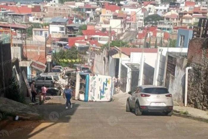 Camión ch0ca contra cinco vehículos y vu3lca, en Uruapan