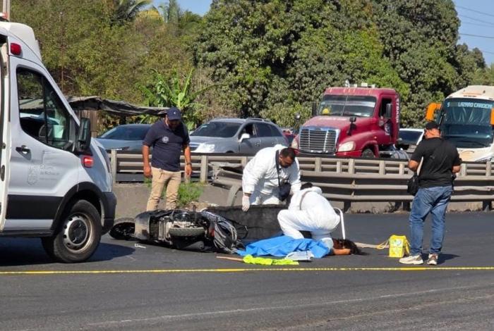 Camión de carga arrolla y mata a motociclista, en Lázaro Cárdenas