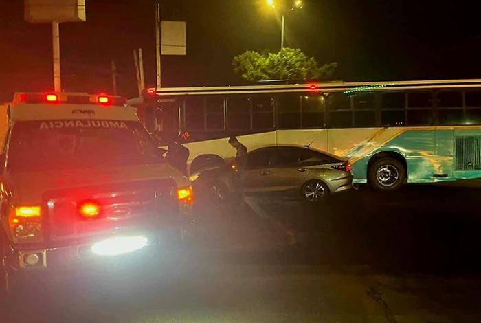 Camión de pasajeros choca contra un coche en Calzada La Huerta, en Morelia