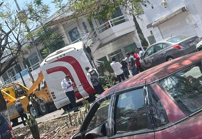 Camión de Villas del Pedregal choca en la Madero Poniente