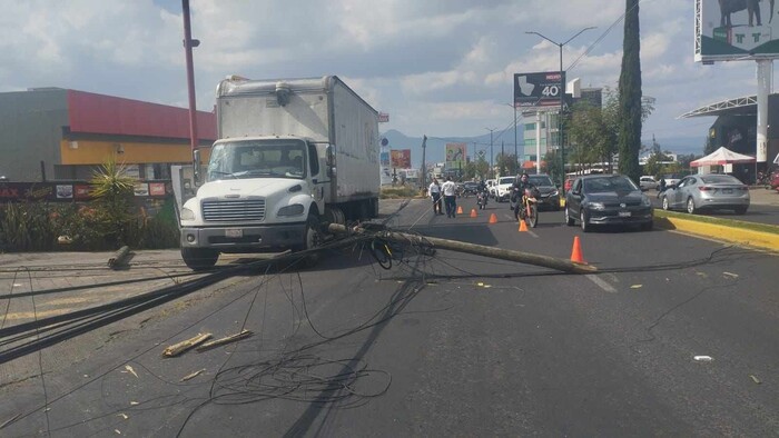 Camión derriba poste de madera en Altozano