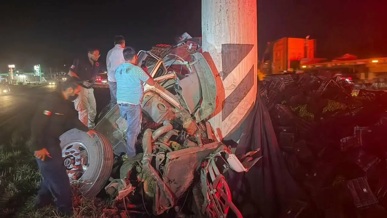 Camión limonero choca contra base de puente en la Morelia-Pátzcuaro; hay un muerto y un herido