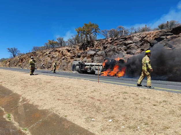  Camión pipa vuelca y se incendia en la México-Guadalajara en el municipio de Panindícuaro