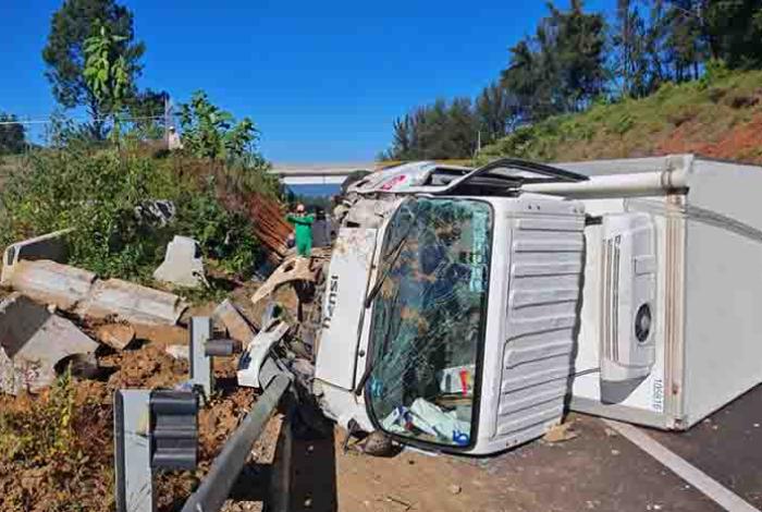 Camión repartidor de Lala sufre volcadura en la Autopista Siglo XXI; el chofer está bien