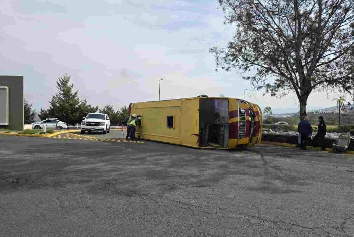 Camión Ruta Industrial vuelca tras chocar contra glorieta en Tres Marías; hay varios heridos