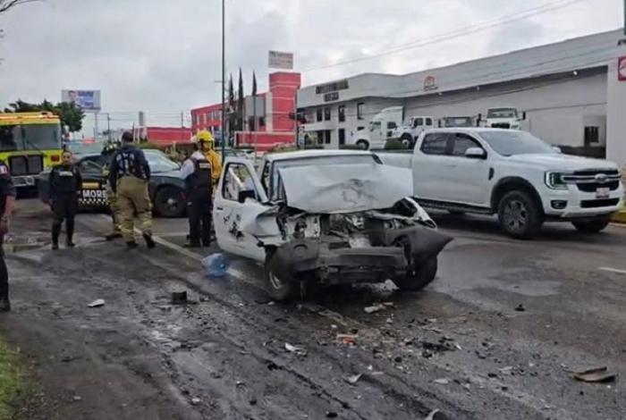 Camión se detiene a subir pasaje en carriles centrales y camioneta lo impacta, en la salida a Charo