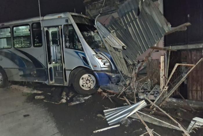 Camión se estrella contra vivienda, en la colonia Rubén Jaramillo de Uruapan