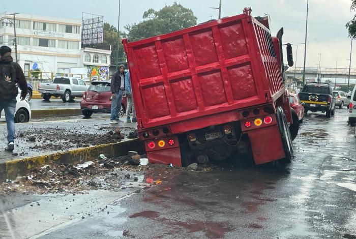 Camión se hunde en socavón en el Periférico de Morelia tras intensas lluvias