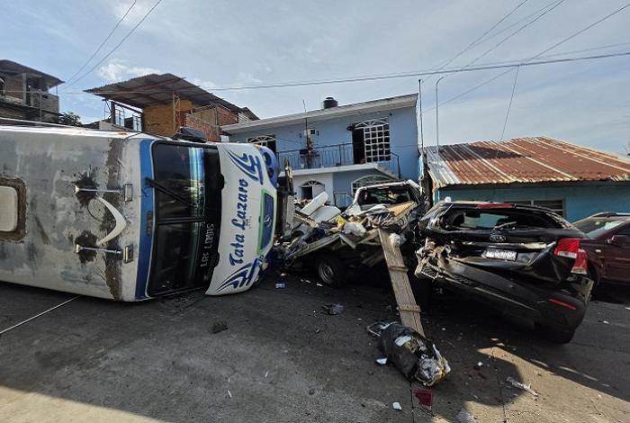 Camión sin frenos embiste 5 autos y vuelca en prolongada pendiente en Uruapan