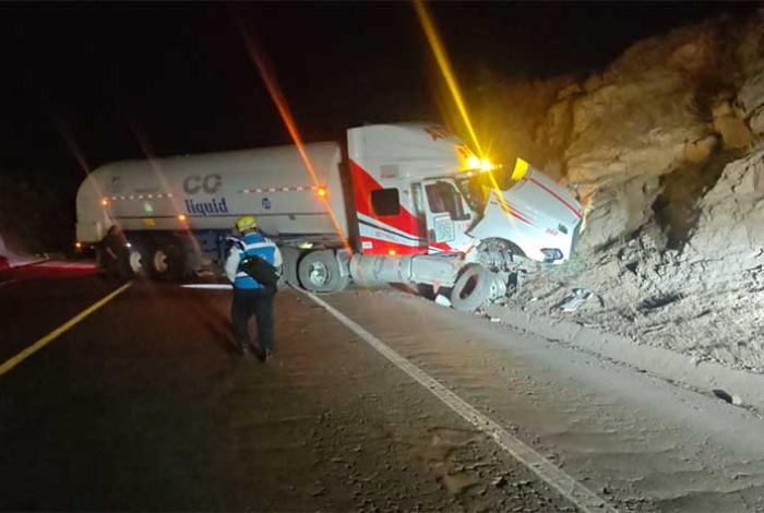 Camión tipo pipa choca contra talud en la Siglo XXI; conductor resulta ileso