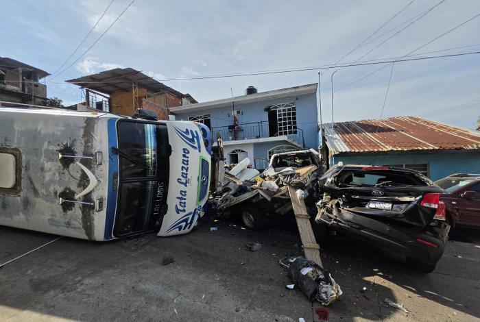 Camión urbano sin frenos impacta contra 5 vehículos y vuelca, en Uruapan