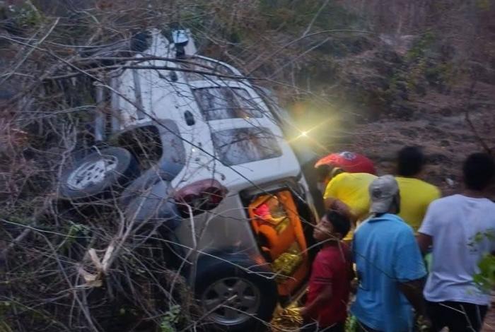 Camioneta cae a barranco tras choque contra moto en Huetamo; hay 4 heridos