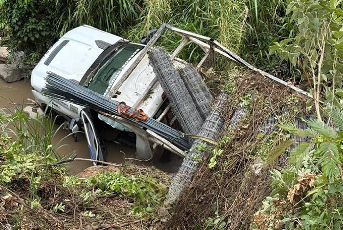 Camioneta cargada de varilla cae a barranco en la carretera Tacámbaro-Turicato