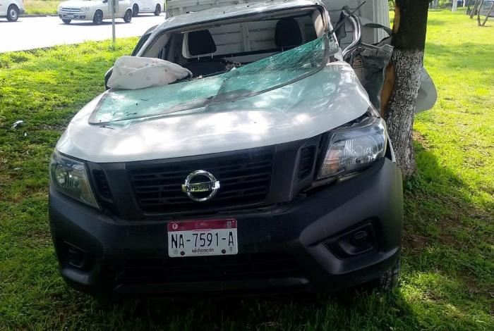 Camioneta choca contra árbol en el Libramiento Norte de Morelia; hay un herido