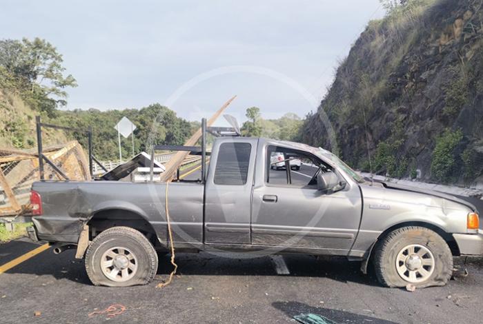 Camioneta choca contra barrera de contención en la autopista Siglo XXI