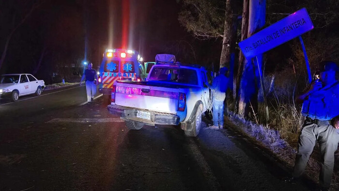 Camioneta choca contra poste en el Libramiento Norte de Zamora