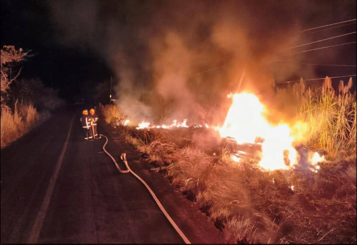 Camioneta choca contra poste de la Comisión Federal de Electricidad y provoca incendio