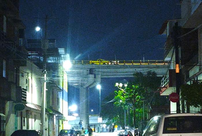 Camioneta choca en puente elevado del distribuidor vial de salida a Salamanca