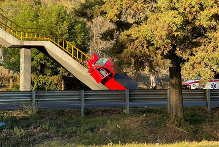 Camioneta choca y termina destrozada sobre el barandal de puente peatonal, en Huiramba