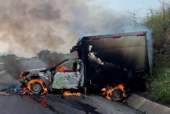 Camioneta de carga se incendia en la autopista Siglo XXI, en Taretan