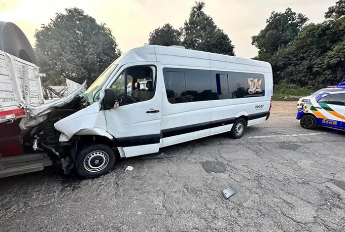 Camioneta de “Grupo Alfa 7” se accidenta en la autopista Siglo XXI