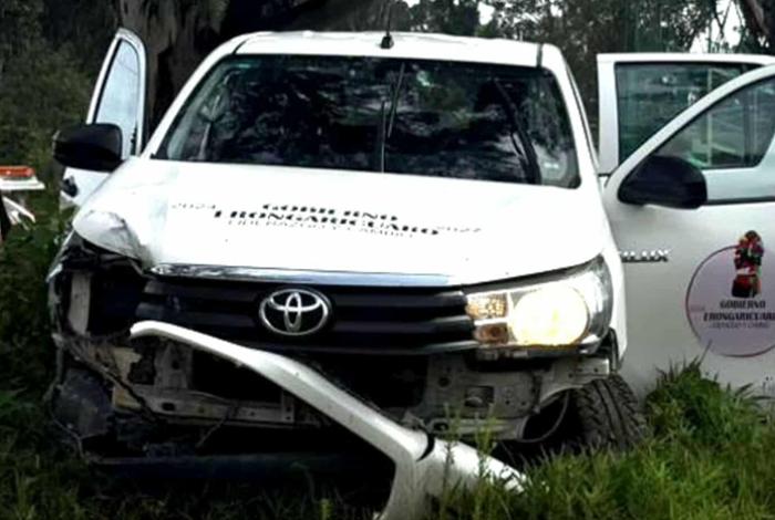 Camioneta del Ayuntamiento de Erongarícuaro choca con otro carro en la Morelia-Quiroga
