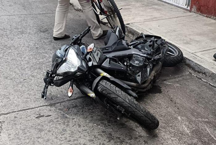 Camioneta embiste a motociclista en la colonia Ramírez de Zamora